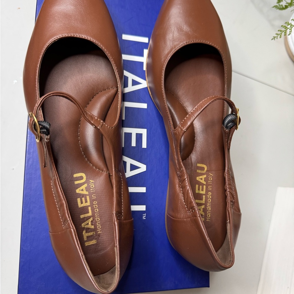 Italeau Women's Tan Leather Flats